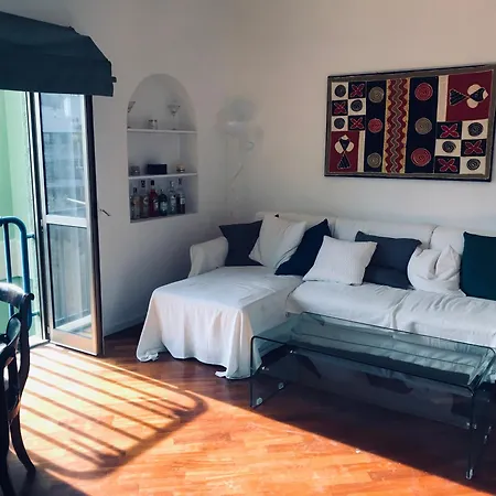 Paola House Rom
