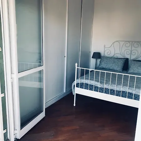 Paola House Rom