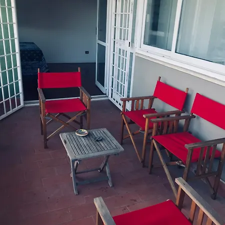 Paola House Rom