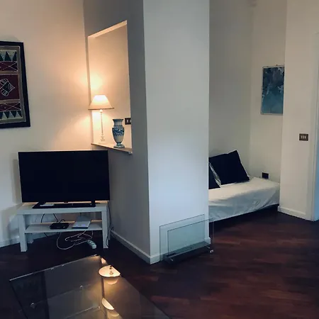 Paola House Rom